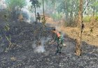 Babinsa Luragungtonggoh Bersama Warga Padamkan Kebakaran Lahan, Cegah Api Meluas